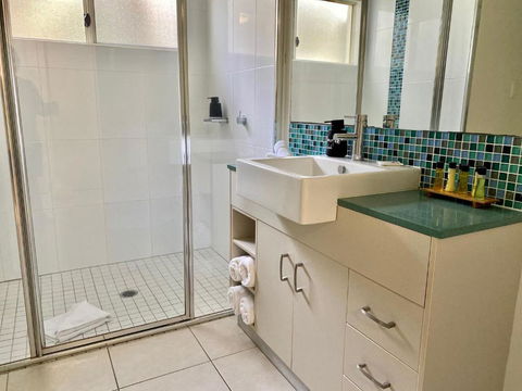 Lagoons Swim Out 2 Bedroom - Tourism Townsville 1
