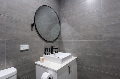 CARLISLE Bright Townhouse In Great Location - Tourism Townsville 0