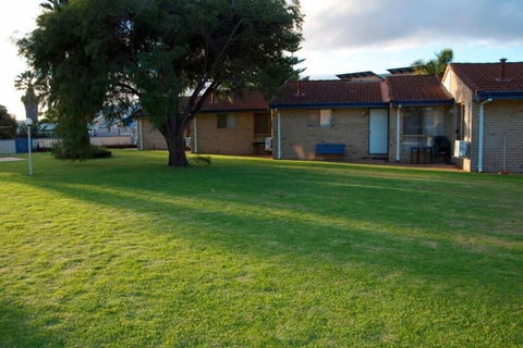 Esperance Beachfront Resort - Tourism Townsville 0