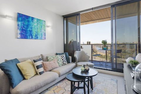 LAURENT Views Of MCG & Yarra River + Fed Square - Tourism Townsville 0