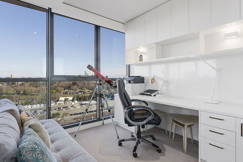 LAURENT Views Of MCG & Yarra River + Fed Square - Tourism Townsville 3