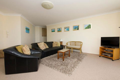 Beachpoint Unit 401 28 North Street - Tourism Townsville 4