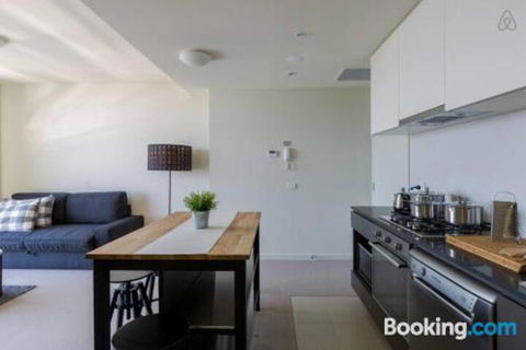 A Cozy CBD Suite With Spectacular City Views - Tourism Townsville 0