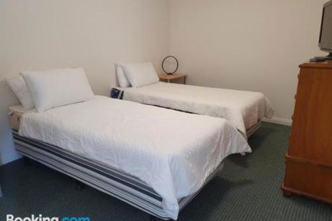 16 Lakeview Plaza - Tourism Townsville 0