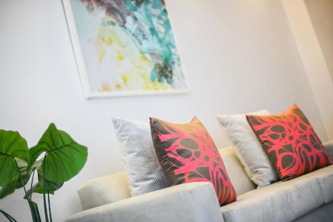 A Comfy & Central 2BR Apt Near Flinders Station - Tourism Townsville 1