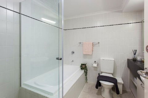 A Comfy 2BR Home Top Location FREE Parking - Tourism Townsville 5