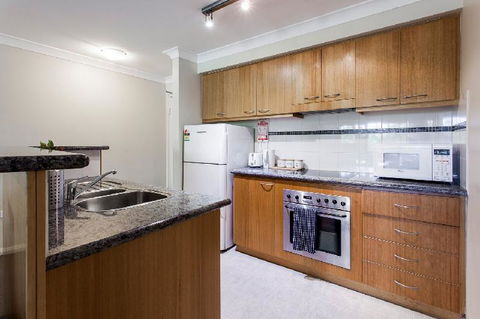A Comfy 2BR Home Top Location FREE Parking - Tourism Townsville 6
