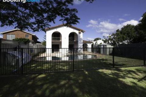 31 Rest Point Absolute Waterfront With Jetty - Tourism Townsville 6