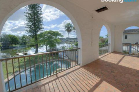 31 Rest Point Absolute Waterfront With Jetty - Tourism Townsville 4