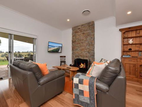 Kinloch Cottage Renovated To New On Daisy Hill Vineyard - Tourism Townsville 1