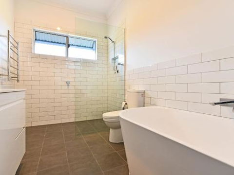 Kinloch Cottage Renovated To New On Daisy Hill Vineyard - Tourism Townsville 6