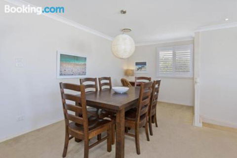 SEASCAPE An Enticing Lakeside Escape - Tourism Townsville 6