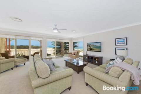 SEASCAPE An Enticing Lakeside Escape - Tourism Townsville 3