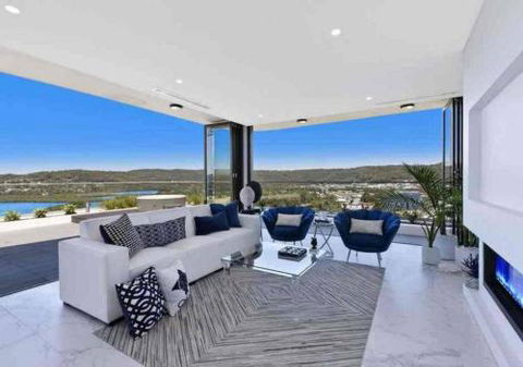 Stylish Penthouse With Views & Jacuzzi - Tourism Townsville 0