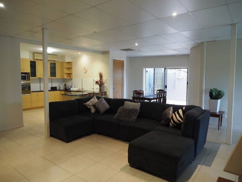 Queen Room With Airport Transfers Or Car Rental - Tourism Townsville 6