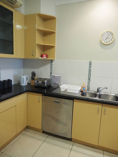 Queen Room With Airport Transfers Or Car Rental - Tourism Townsville 1