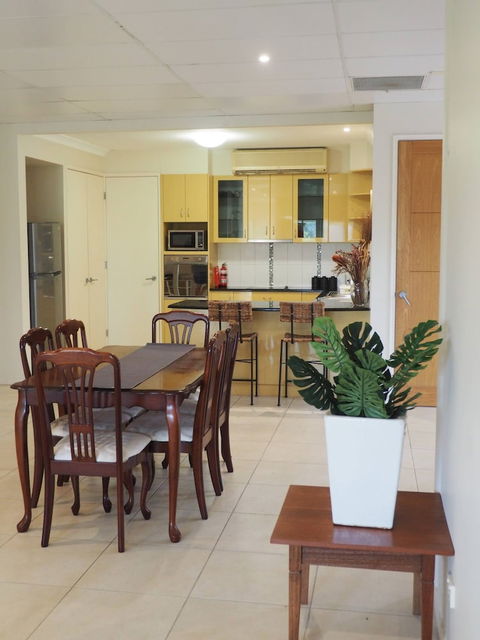 Queen Room With Airport Transfers Or Car Rental - Tourism Townsville 3