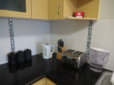 Queen Room With Airport Transfers Or Car Rental - Tourism Townsville 2