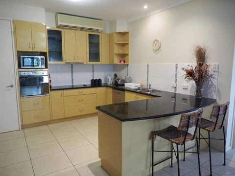 Queen Room With Airport Transfers Or Car Rental - Tourism Townsville 4
