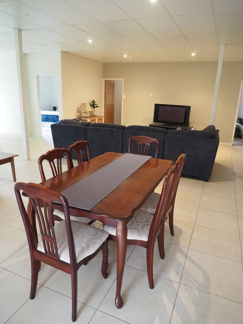 Queen Room With Airport Transfers Or Car Rental - Tourism Townsville 5