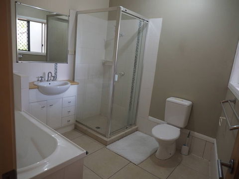 Queen Room With Airport Transfers Or Car Rental - Tourism Townsville 0