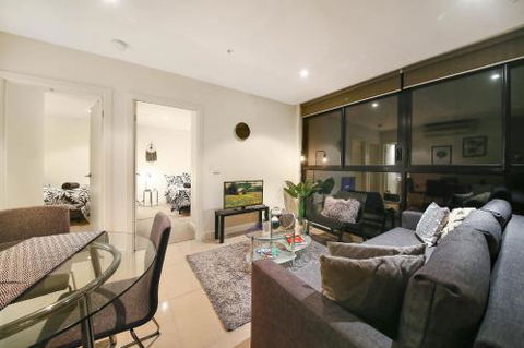A Cozy 2BR CBD Apartment Near Bourke St. Mall - Tourism Townsville 0