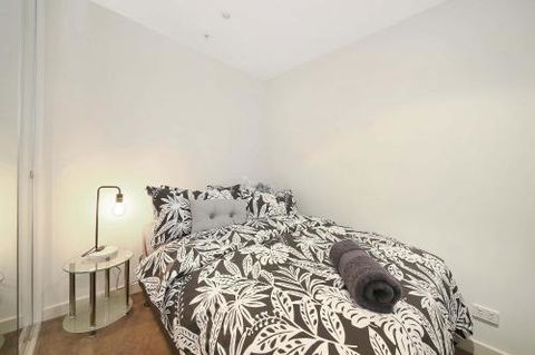 A Cozy 2BR CBD Apartment Near Bourke St. Mall - Tourism Townsville 1