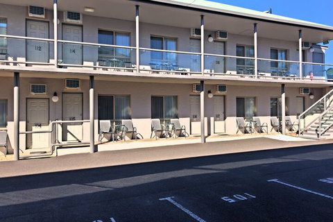New England Motor Inn - Tourism Townsville 3