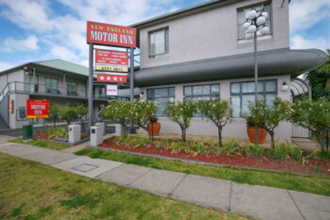 New England Motor Inn - Tourism Townsville 0