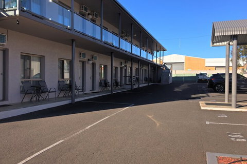 New England Motor Inn - Tourism Townsville 4