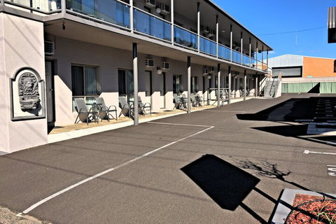 New England Motor Inn - Tourism Townsville 1