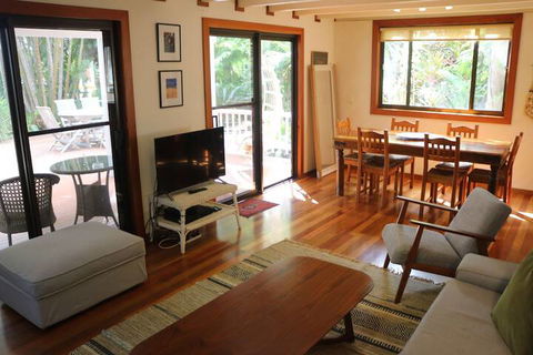 A Beach House At Byron - Tourism Townsville 6