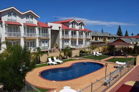 The Jetty Resort - Tourism Townsville 3