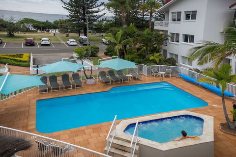 Le Beach Apartments - Tourism Townsville 3