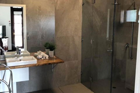 Fairway Manor Accommodation - Tourism Townsville 4