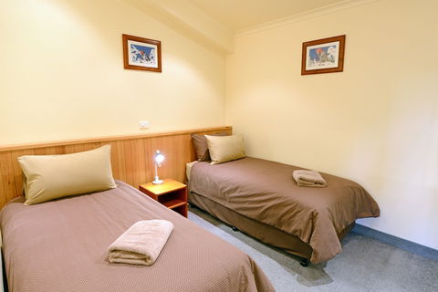 Falls Creek Country Club - Tourism Townsville 1