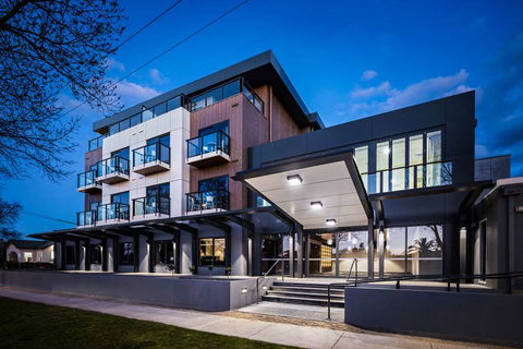 Quality Hotel Lakeside - Tourism Townsville 0