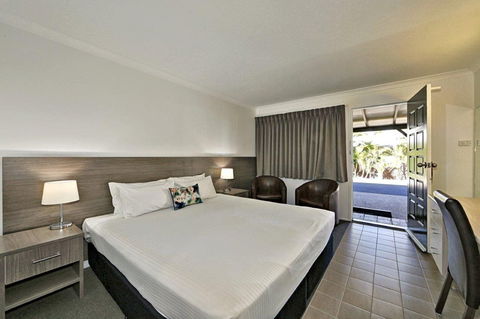 Smart Motels Bert Hinkler - Tourism Townsville 1
