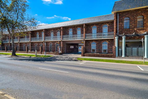 Quality Hotel Sherbourne Terrace - Tourism Townsville 1