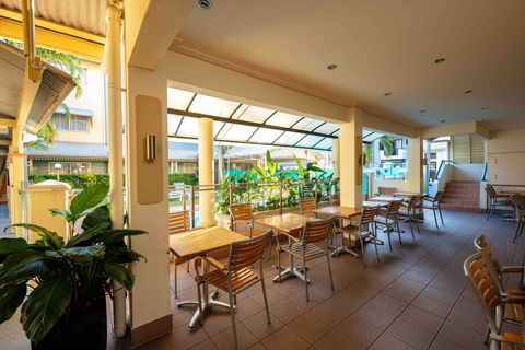 Cairns Queenscourt - Tourism Townsville 5