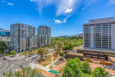 Spacious 1BR Stylish New Acton Apartment +Parking - Tourism Townsville 18