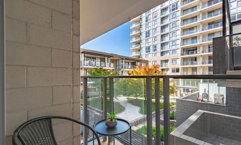 Spacious 1BR Stylish New Acton Apartment +Parking - Tourism Townsville 6