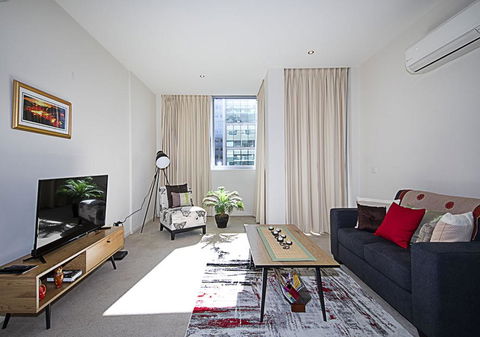 Spacious 1BR Stylish New Acton Apartment +Parking - Tourism Townsville 2