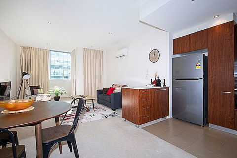 Spacious 1BR Stylish New Acton Apartment +Parking - Tourism Townsville 5