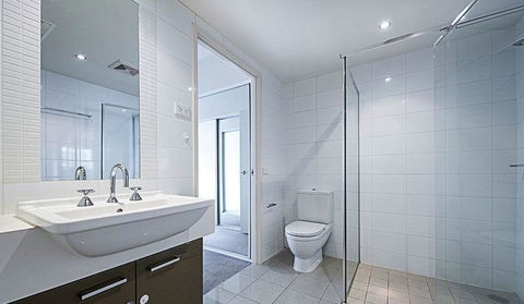 Spacious 1BR Stylish New Acton Apartment +Parking - Tourism Townsville 3