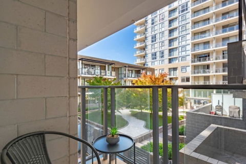 Spacious 1BR Stylish New Acton Apartment +Parking - Tourism Townsville 23