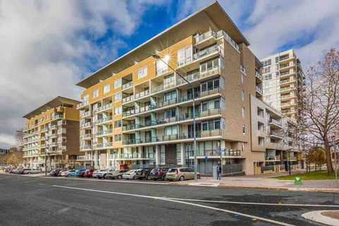 Spacious 1BR Stylish New Acton Apartment +Parking - Tourism Townsville 13