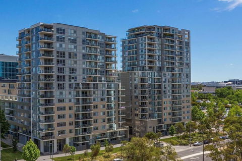 Spacious 1BR Stylish New Acton Apartment +Parking - Tourism Townsville 12