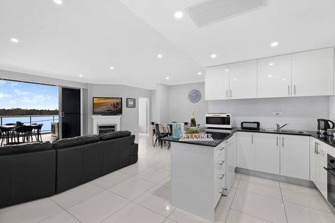 Lakeside Waterfront Apartment The Entrance - Tourism Townsville 3