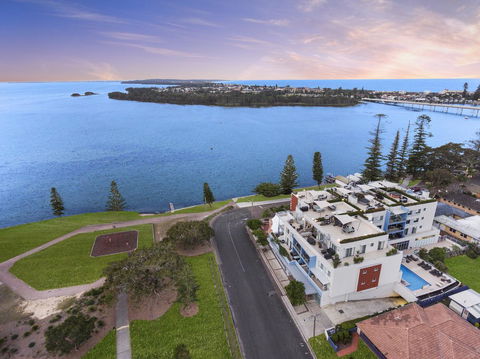 Lakeside Waterfront Apartment The Entrance - Tourism Townsville 17
